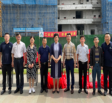 南通市人大常委會(huì)副主任、市總工會(huì)主席葛玉琴到集團(tuán)承建的項(xiàng)目開(kāi)展夏季慰問(wèn)活動(dòng)